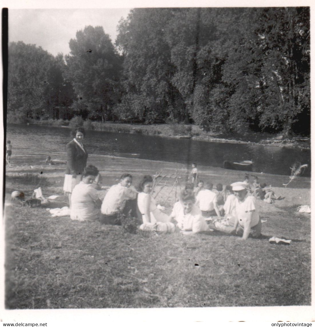 Francia 1946, Les Ormes, Sdraiati In Riva Al Lago, Foto, Vintage Photo - Plaatsen