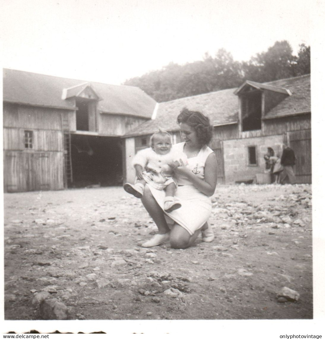 Francia 1946, Les Ormes, Giovane Mamma Con Neonato In Cascinale, Foto - Plaatsen