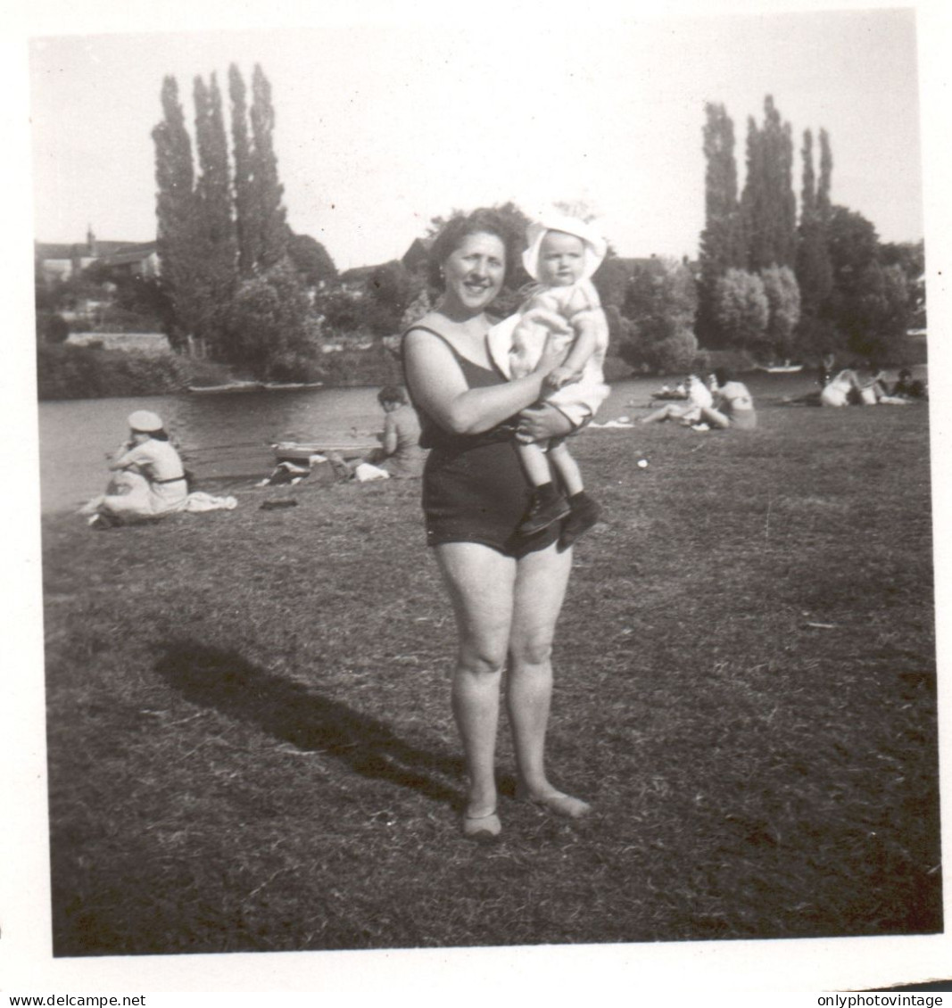 Francia 1946, Les Ormes, Ritratto Di Famiglia In Riva Al Lago, Foto Epoca - Plaatsen