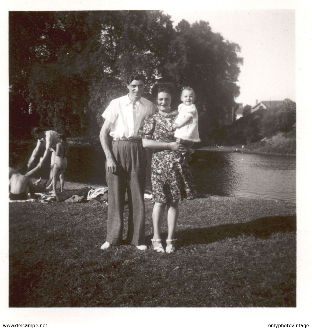 Francia 1946, Les Ormes, Ritratto Di Famiglia In Riva Al Lago, Foto Epoca - Lieux