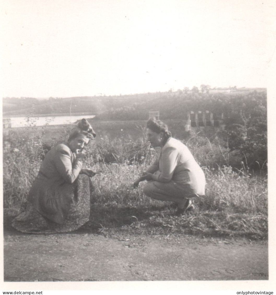 Francia 1946, Barrage D'Éguzon, Donne Mangiano L'erba, Fotografia Epoca - Plaatsen