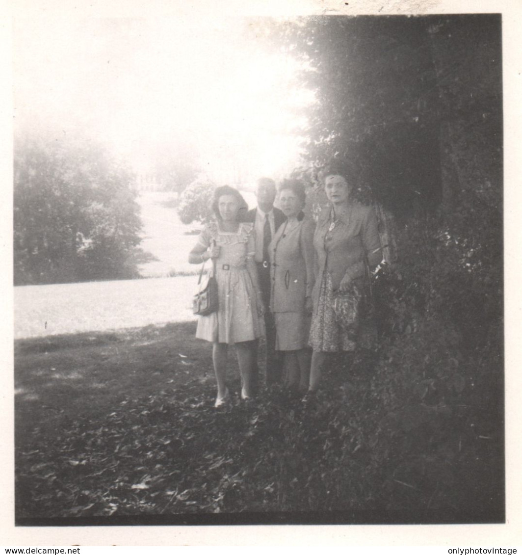 Francia 1946, Piégut-Pluviers, In Posa Nel Parco, Foto, Vintage Photo - Plaatsen