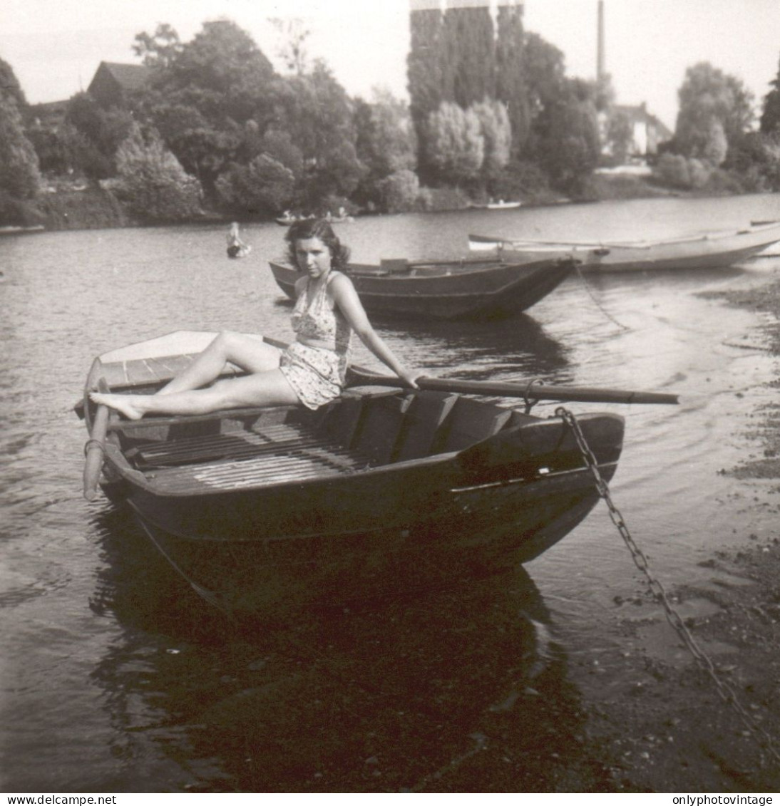 Francia 1946, Les Ormes, Giovane Donna In Posa Su Barca A Remi, Foto - Plaatsen