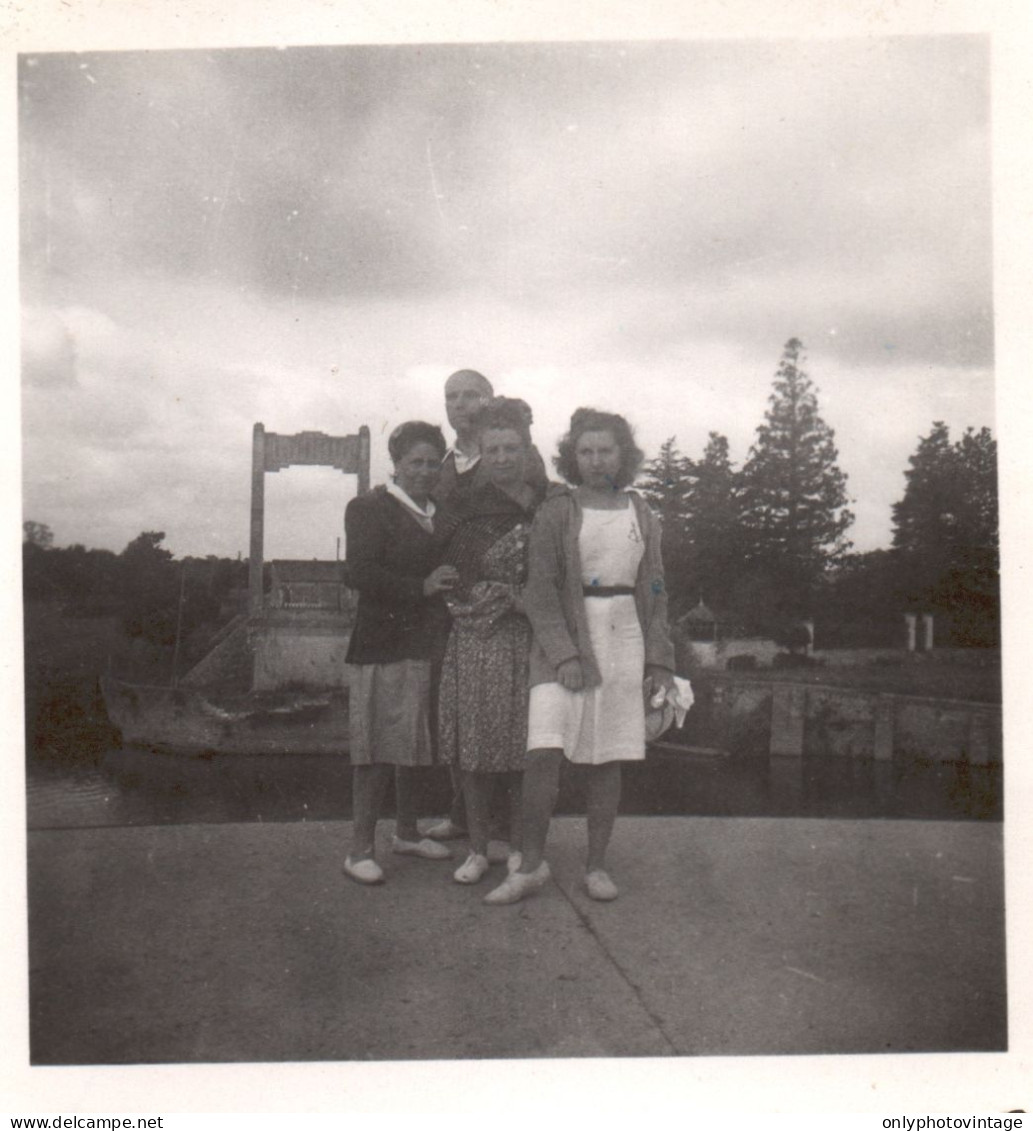 Francia 1946, Les Ormes, In Posa Davanti Il Porto Del Lago, Foto Epoca - Lieux