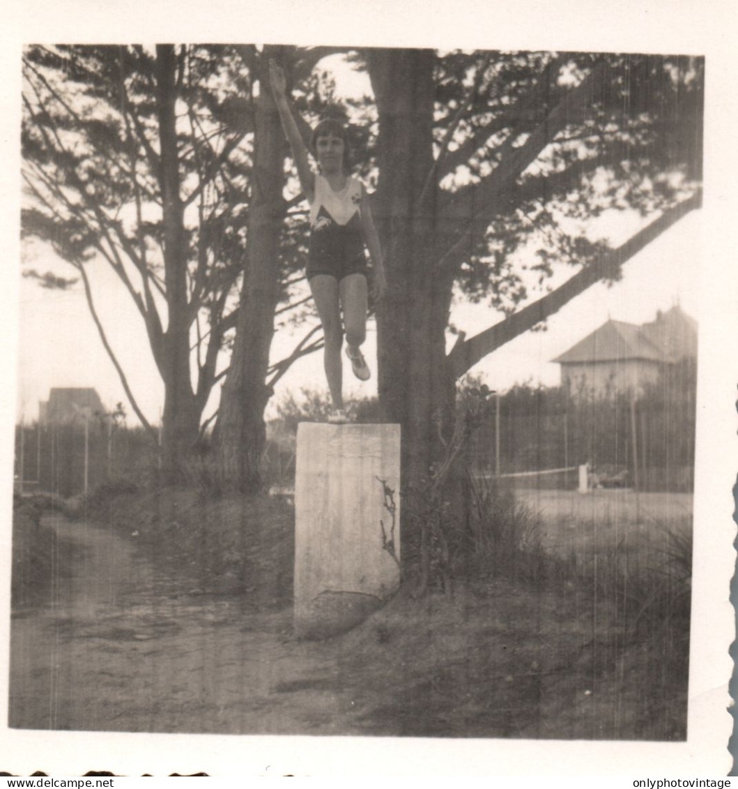 Francia 1933, Étables, La Nuova Statua, Foto Ironica, Vintage Photo - Lieux