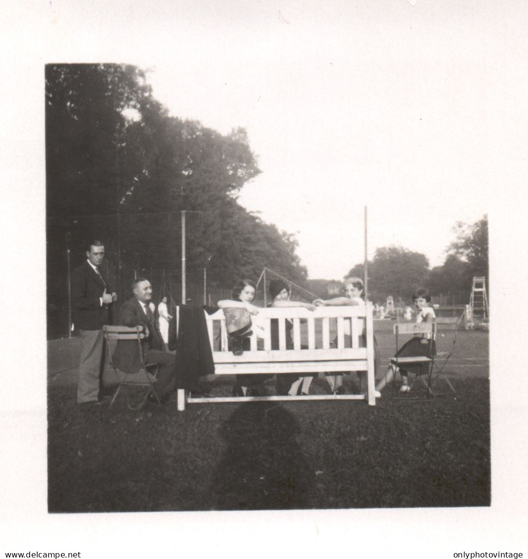 Francia 1933, Donne Attraenti Assistono A Partita Tennis, Foto Epoca - Lieux