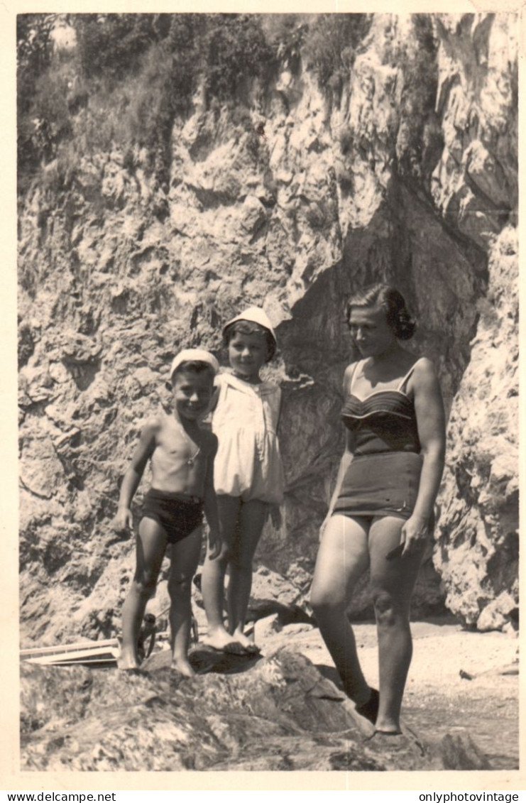 Vietri Sul Mare (SA) 1956, Turisti In Posa, Foto Epoca, Vintage Photo - Plaatsen