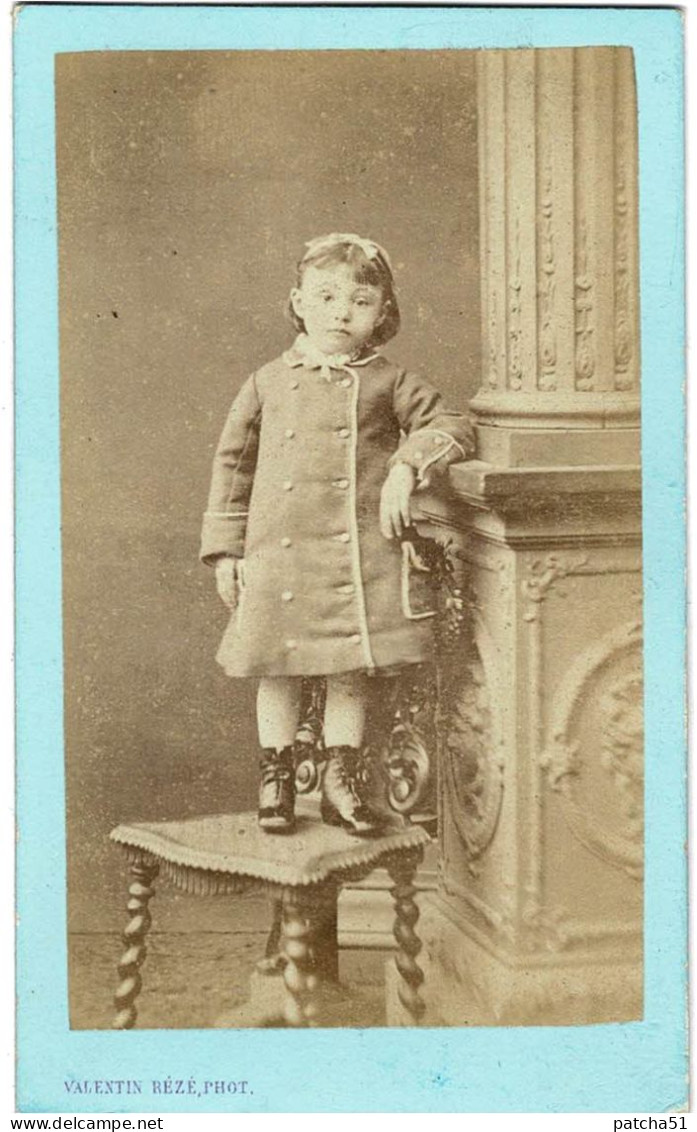 Photo CDV - Petite Fille Montée Sur Une Chaise - Phot. Au Charbon Rézé à Reims - Janvier 77 (1877) - Old (before 1900)