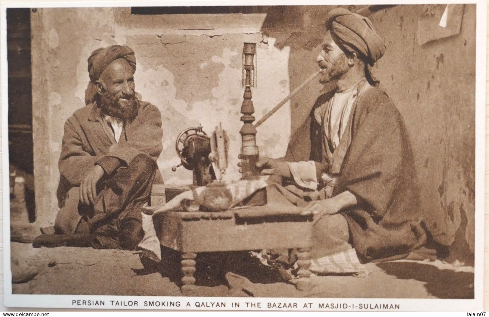 C. P. A. : IRAN : Persia Tailor Smoking A Qalyan In The Bazaar At MASJID I SULAIMAN - Irán