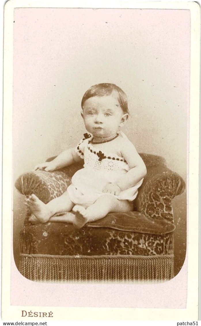 Photo CDV - Bébé Assis Dans Un Fauteuil - Phot. Magasins Généraux De La Guerre Désiré à Paris - 1895 - Anciennes (Av. 1900)