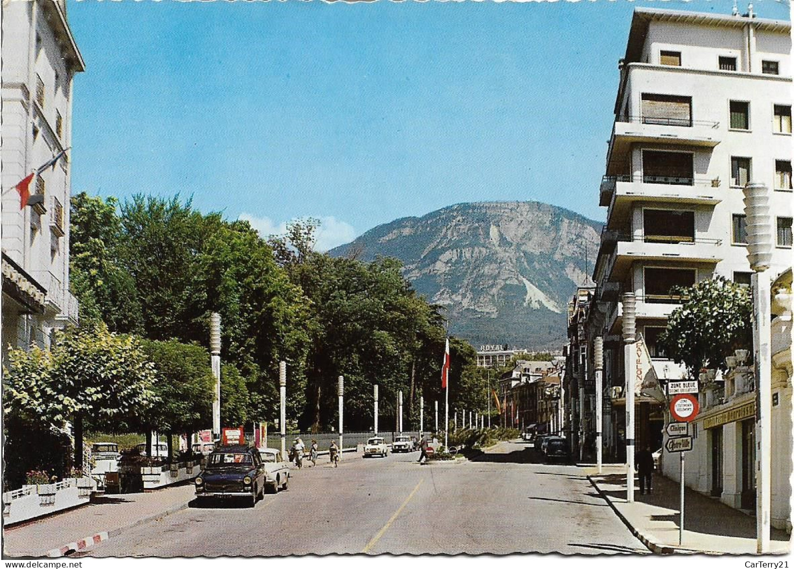 73. AIX LES BAINS. AVENUE DE LA GARE. AU FOND LE REVARD.VOITURES ANCIENNES. 1974. - Aix Les Bains