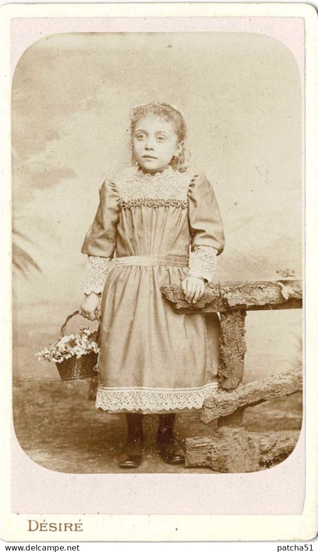 Photo CDV - Petite Fille élégante En Robe Traditionnelle - Phot. Magasins Généraux De La Guerre Désiré à Paris - 1892 - Oud (voor 1900)