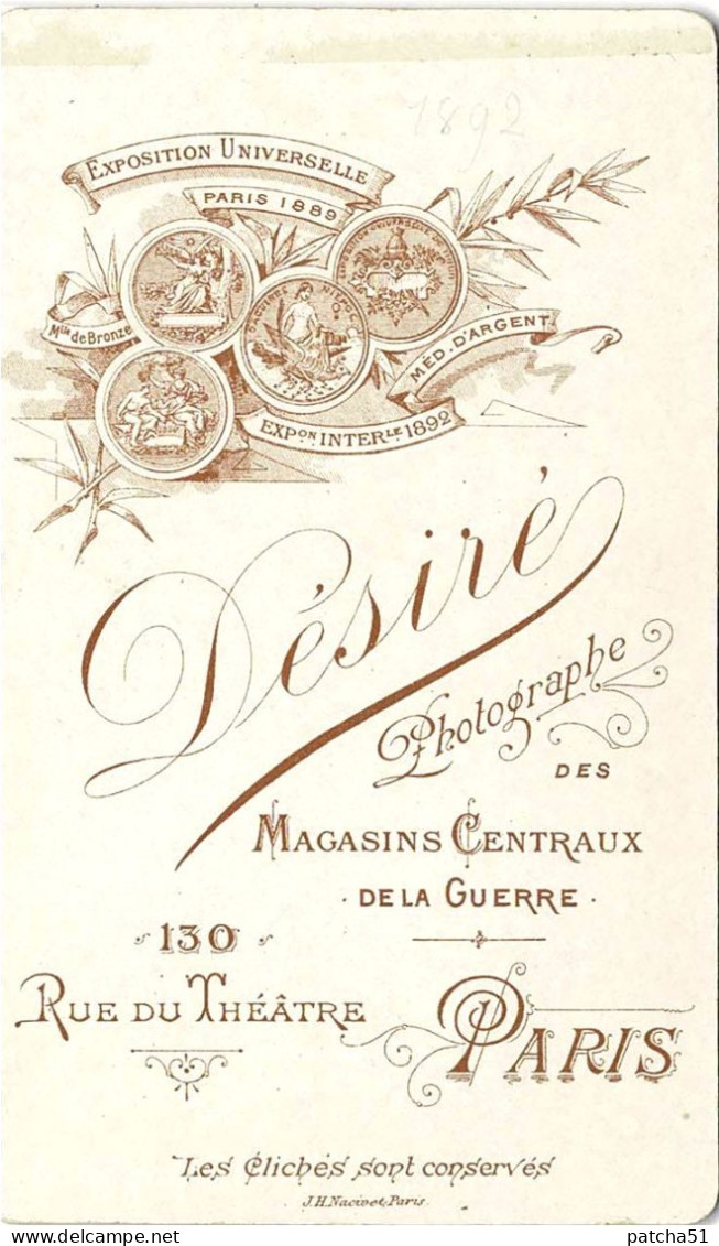 Photo CDV - Petite Fille élégante En Robe Traditionnelle - Phot. Magasins Généraux De La Guerre Désiré à Paris - 1892 - Anciennes (Av. 1900)