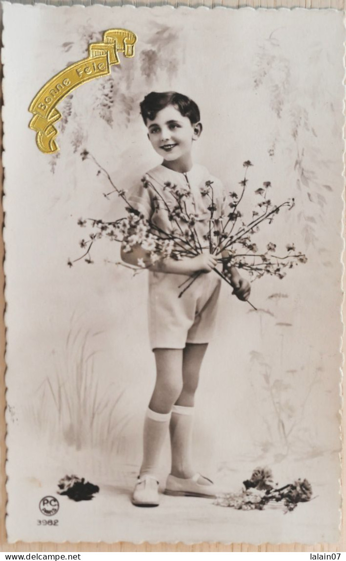 C. P. A. : Portrait D'un Garçon Debout Avec Des Fleurs, "Bonne Fête" - Portretten