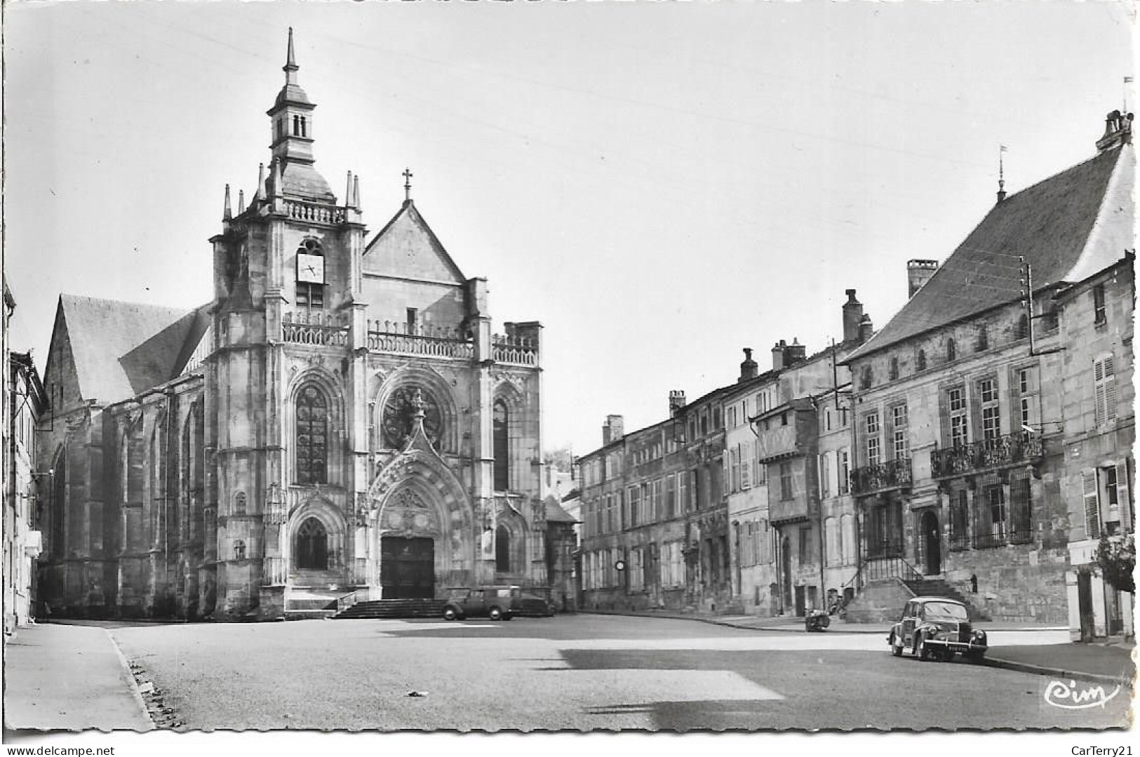 CPSM. 55 BAR LE DUC. EGLISE SAINT PIERRE ET PALAIS DE JUSTICE. VOITURE ANCIENNE. - Bar Le Duc