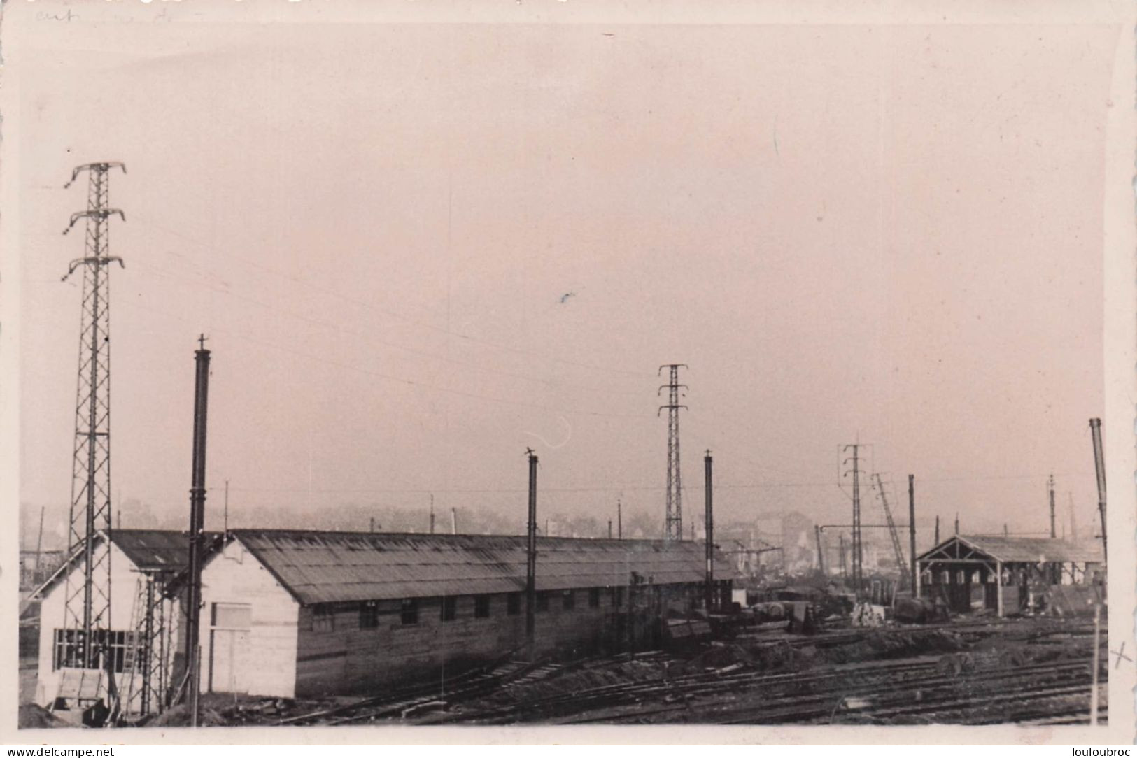 ENTRETIEN DE TOURS BARRAQUEMENTS PROVISOIRES EN COURS DE CONSTRUCTION 1944 PHOTO 18X13 CM - Guerre, Militaire