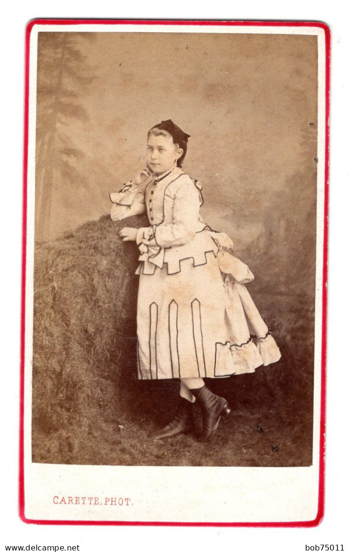 Photo CDV D'une Jeune Fille élégante Posant Dans Un Studio Photo A Lille - Anciennes (Av. 1900)