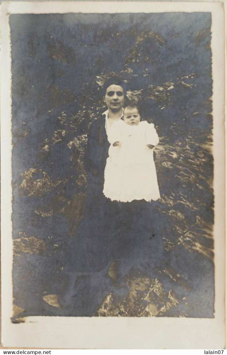 C. P. A. : Photographie D'une Maman Portant Dans Les Bras Son Bébé Dans Une Belle Robe à Dentelles - Photographie