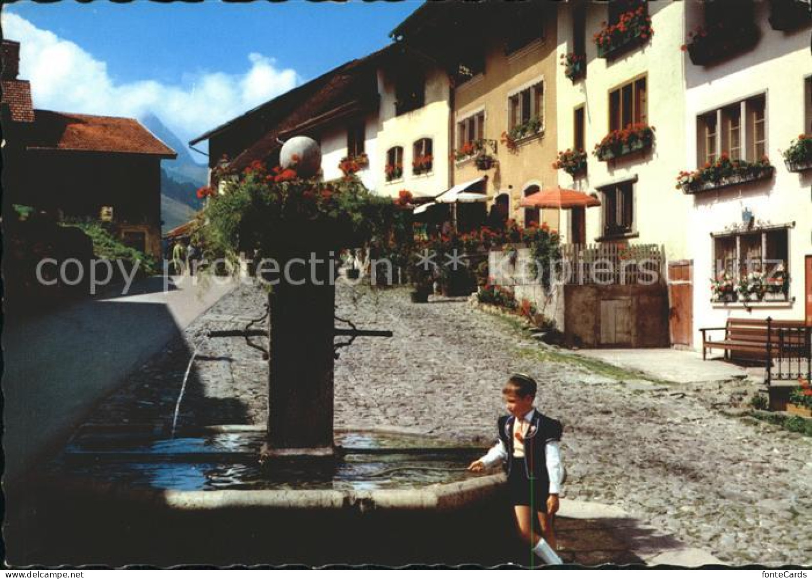 11896558 Gruyeres FR Dorfpartie Mit Brunnen Gruyeres - Sonstige & Ohne Zuordnung