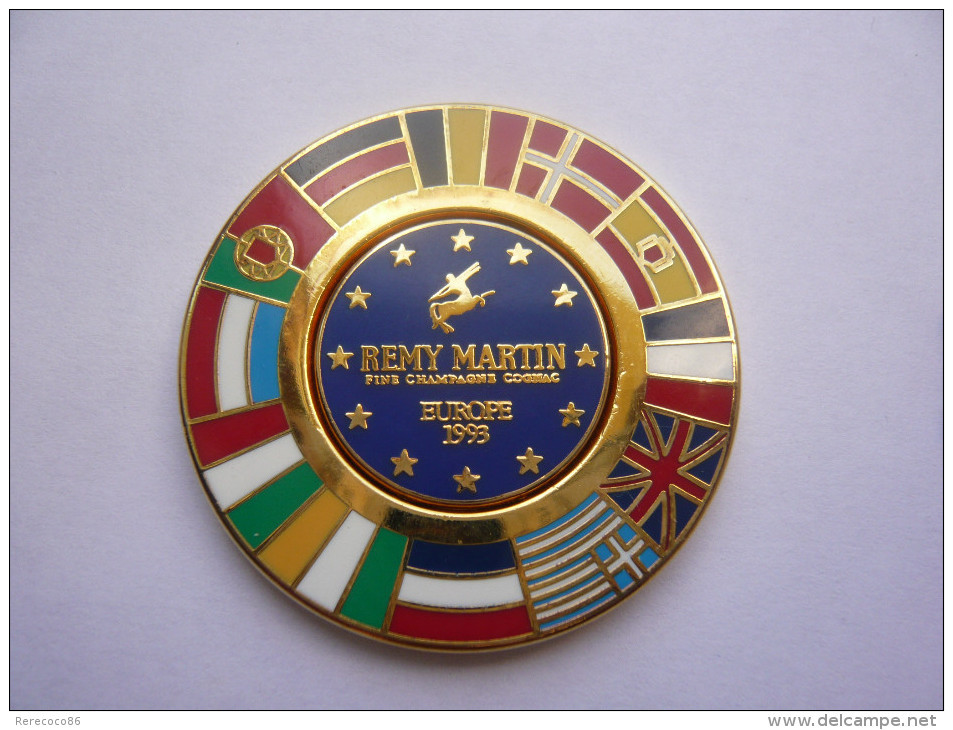 RARE BIG Pin S COGNAC REMY MARTIN  EN 2 PARTIES MOBILE RESERVER AU PERSONNEL NO 4433  4 CM - Getränke