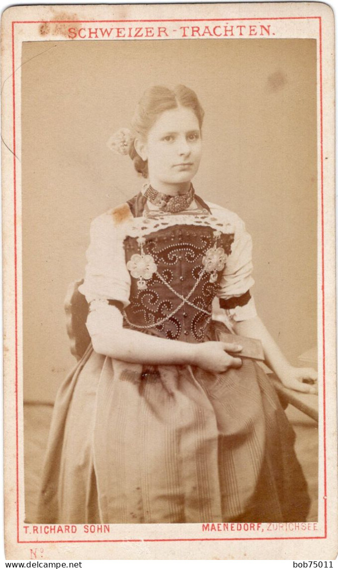 Photo CDV D'une Jeune Fille élégante Posant Dans Un Studio Photo A Maenedorf - Anciennes (Av. 1900)