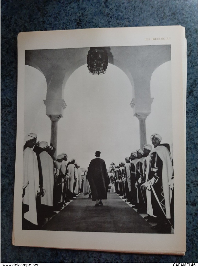 AFFICHE  - PHOTOGRAPHIQUE    - UN OFFICIEL  QUITTANT LE PALAIS DU BARDO A TUNIS  EN 1958 - Afiches