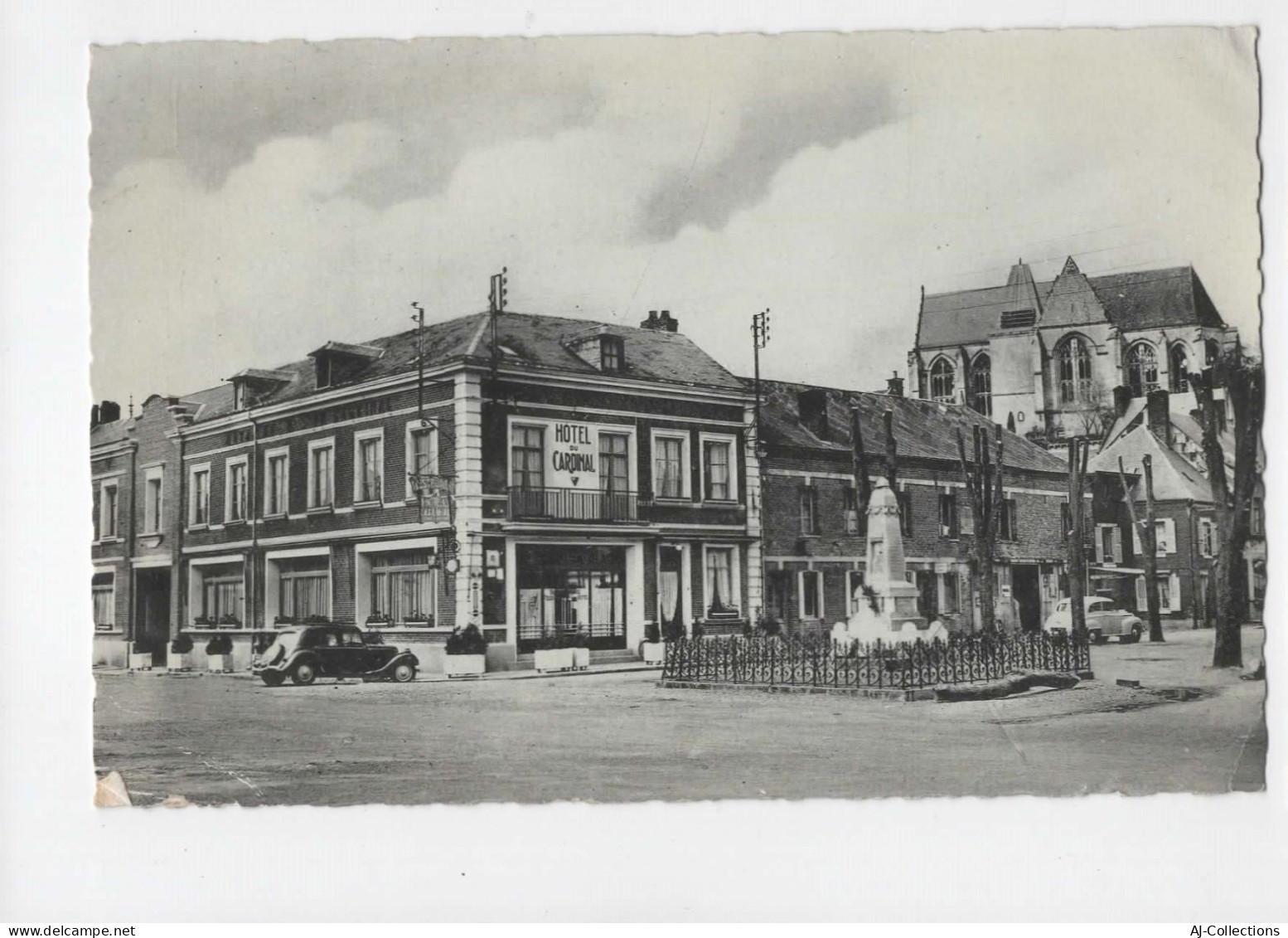 AJC - Poix - Le Monument Et L'eglise - Poix-de-Picardie