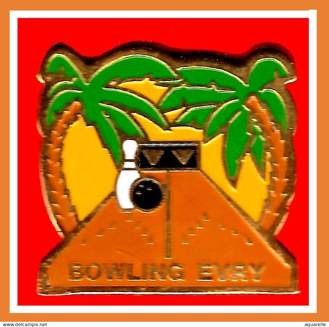 SUPER PIN'S "BOWLING EVRY" Signé AUOMARK, émail Vernissé Base Or, Format 2,5X2,5cm - Bowling