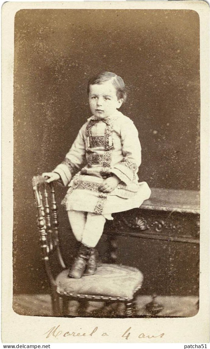 Photo CDV - Petit Garçon Prénommé Marcel Dive (ou Divo) En Costume Traditionnel à 4 Ans - Phot. Barthélémy à Nancy - Anciennes (Av. 1900)