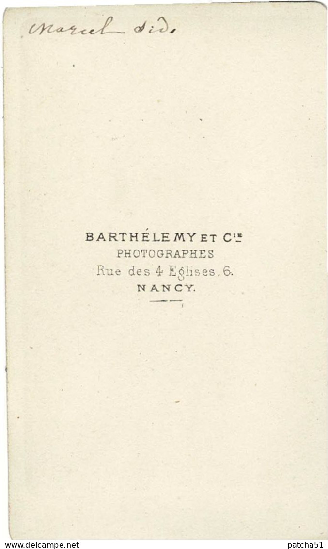 Photo CDV - Petit Garçon Prénommé Marcel Dive (ou Divo) En Costume Traditionnel à 4 Ans - Phot. Barthélémy à Nancy - Anciennes (Av. 1900)