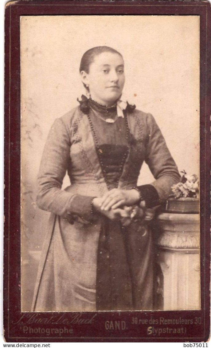 Photo CDV D'une Jeune Fille élégante Posant Dans Un Studio Photo A Gand - Oud (voor 1900)