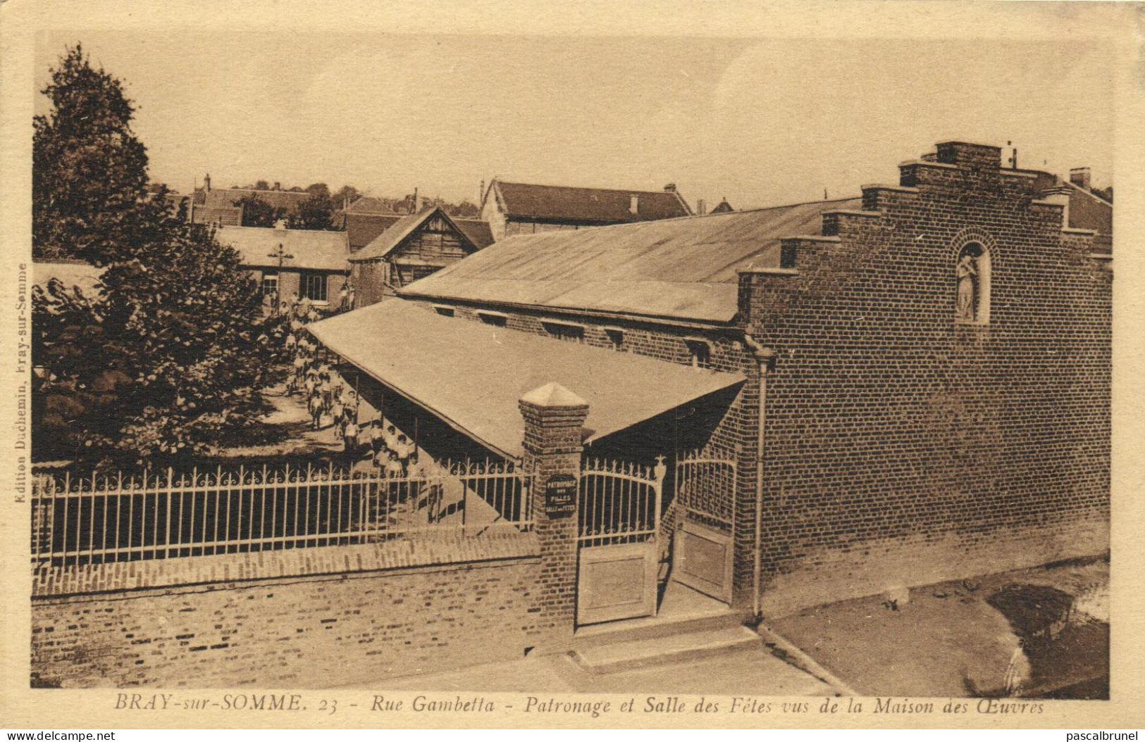 BRAY SUR SOMME - RUE GAMBETTA - PATRONAGE ET SALLE DES FETES VUS DE LA MAISON DES OEUVRES - Bray Sur Somme