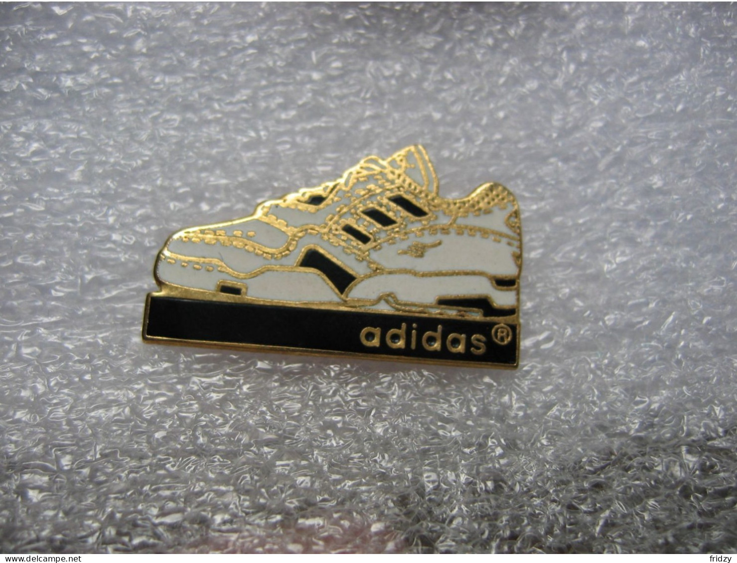 Pin's D'une Baskette De La Marque ADIDAS - Markennamen