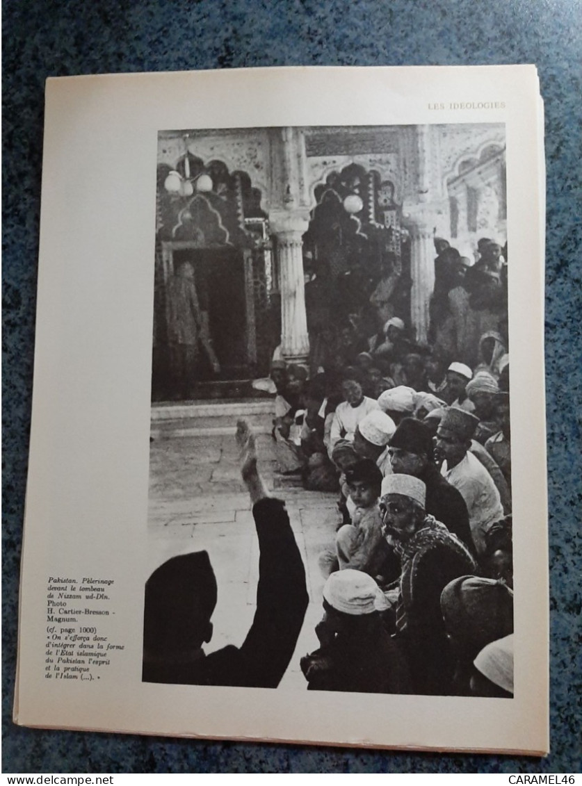 AFFICHE  - PHOTOGRAPHIQUE    -  PELERINAGE DEVANT LE TOMBEAU DE NIZZAM  UD-DIN  AU PAKISTAN - Plakate