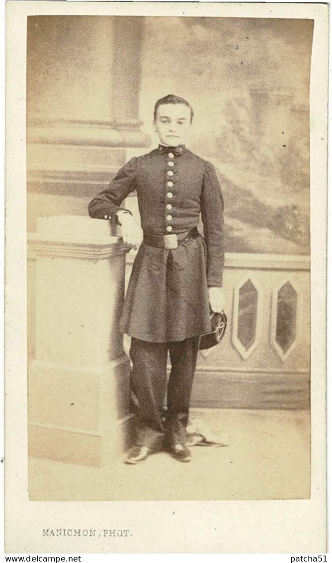 Photo CDV - Très Jeune Homme En Tenue Militaire - Phot. Manichon, Place Des Marchés à Reims - 1864 - Oud (voor 1900)