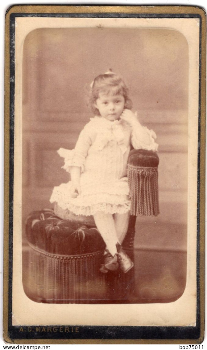 Photo CDV D'une Petite Fille élégante Posant Dans Un Studio Photo A Angers - Anciennes (Av. 1900)