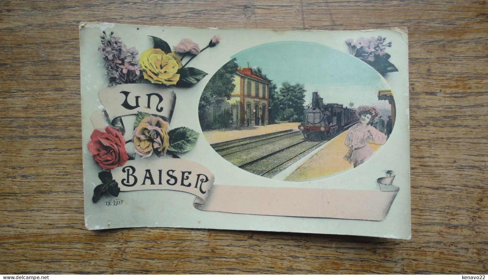 Ancienne Carte  , Un Baiser " D'où L'on Veux " "" Gare Avec Un Train Et Des Passagers Sur Le Quai "" - Gares - Avec Trains