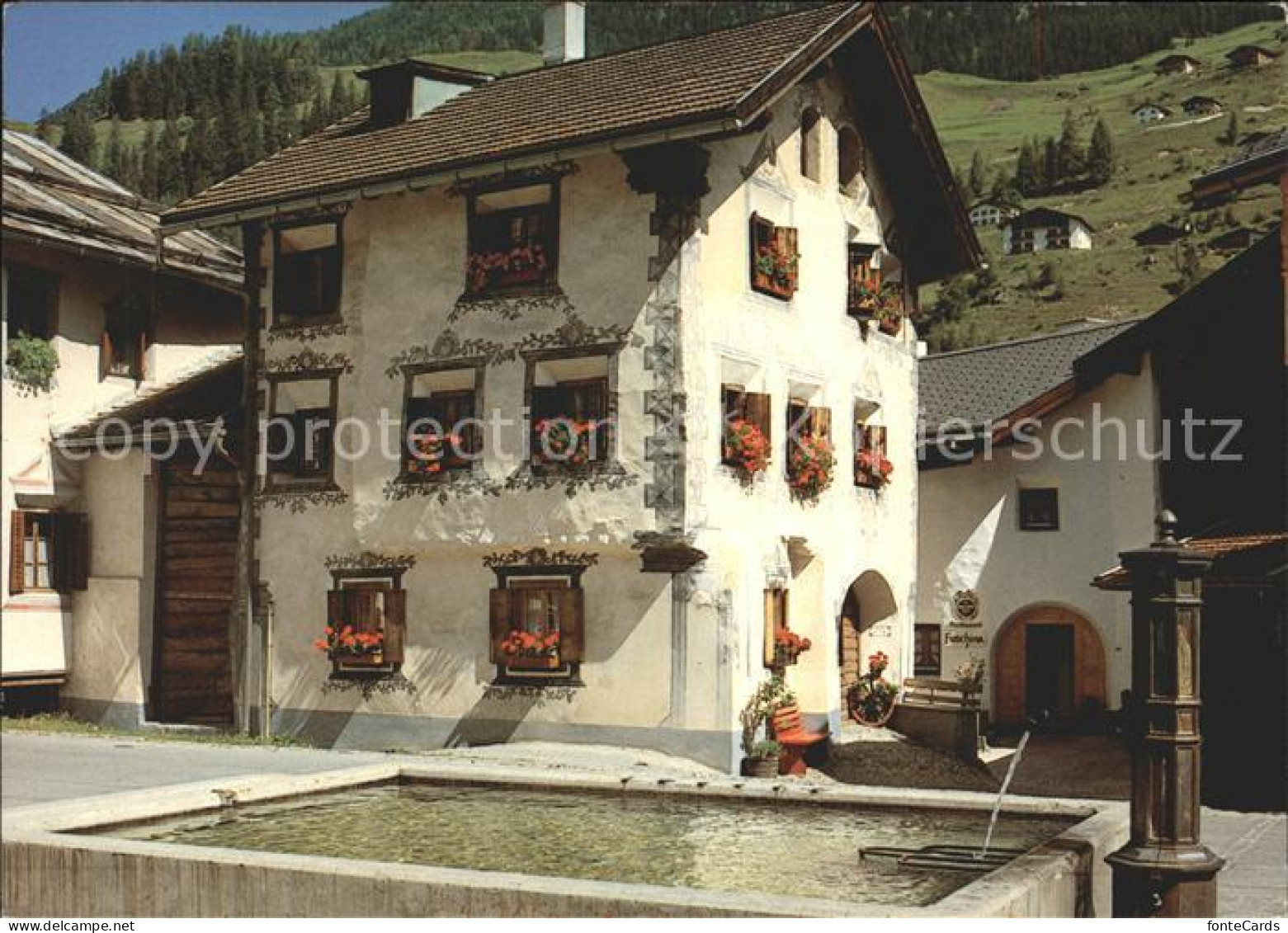 11890853 Berguen Bravuogn GR Dorfplatz Mit Brunnen Berguen Bravuogn GR - Autres & Non Classés