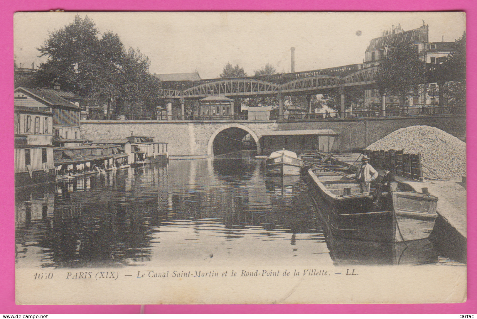 D75 - PARIS (XIX) - LE CANAL SAINT MARTIN ET LE ROND POINT DE LA VILLETTE - Lavandières - Pêcheurs - Péniches - Paris (19)