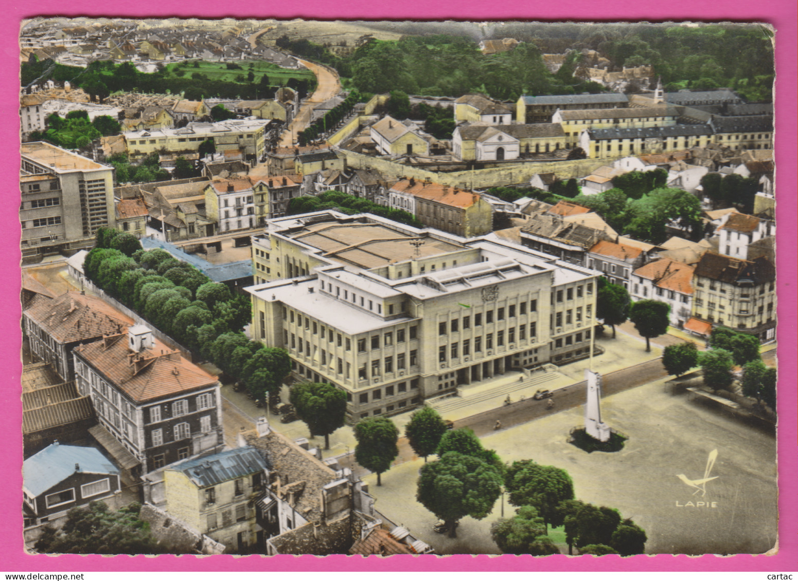 D78 - EN AVION AU-DESSUS DE... POISSY - LA MAIRIE - CPM Dentelée Colorisée Grand Format  - Poissy