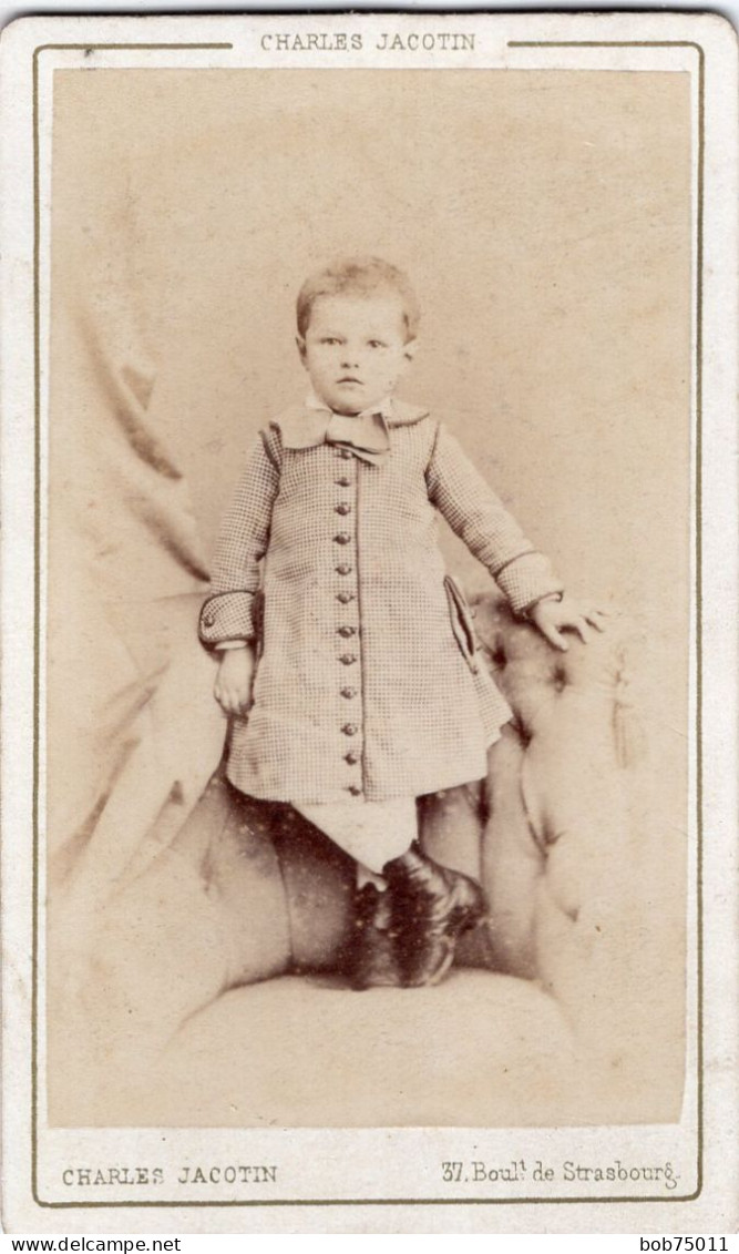 Photo CDV D'une Petite Fille élégante Posant Dans Un Studio Photo A Paris - Oud (voor 1900)