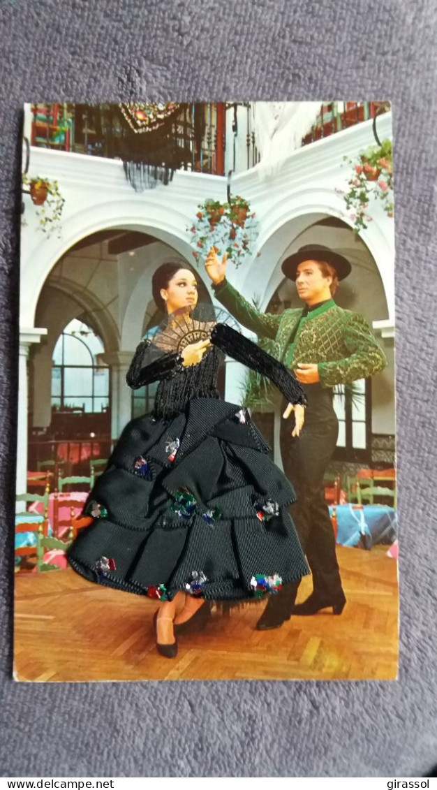 CARTE  BRODEE FOKLORE FOLKLORIQUE ESPAGNE ESPAGNOLE COUPLE DANSE FLAMANCO ROBE NOIRE IMAGE TYPIQUE - Brodées