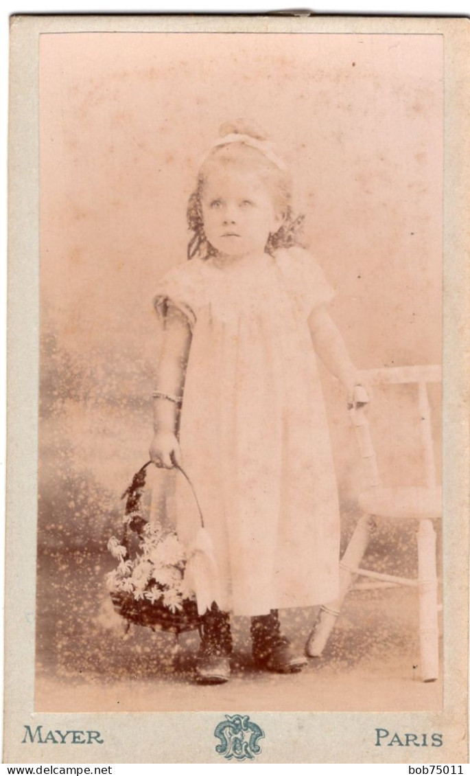 Photo CDV D'une Petite Fille élégante Posant Dans Un Studio Photo A PARIS - Anciennes (Av. 1900)