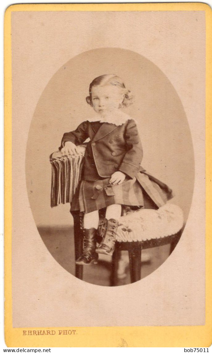 Photo CDV D'une Petite Fille élégante Posant Dans Un Studio Photo A Chateau-Thierry - Anciennes (Av. 1900)