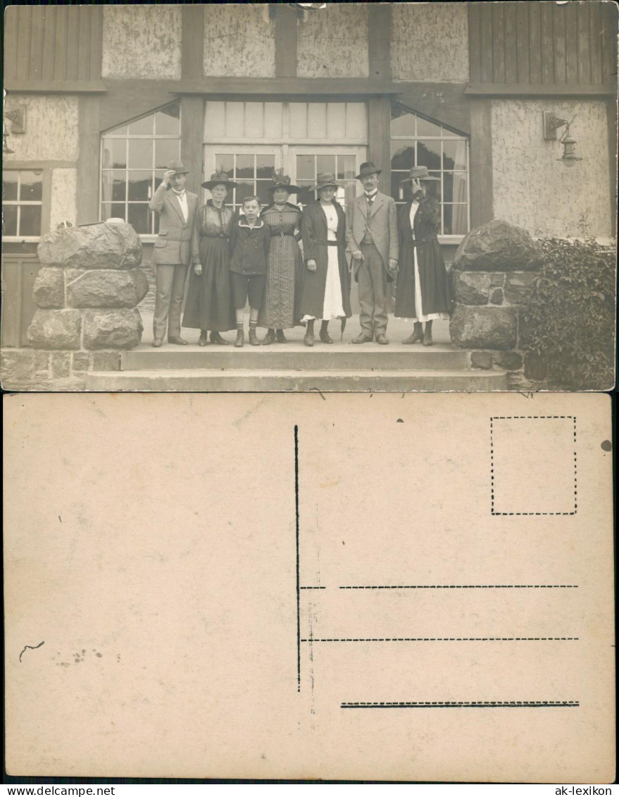 Familien Gruppenfoto Vor Gasthaus Eingang - Feine Kleidung 1927 Privatfoto - Non Classés