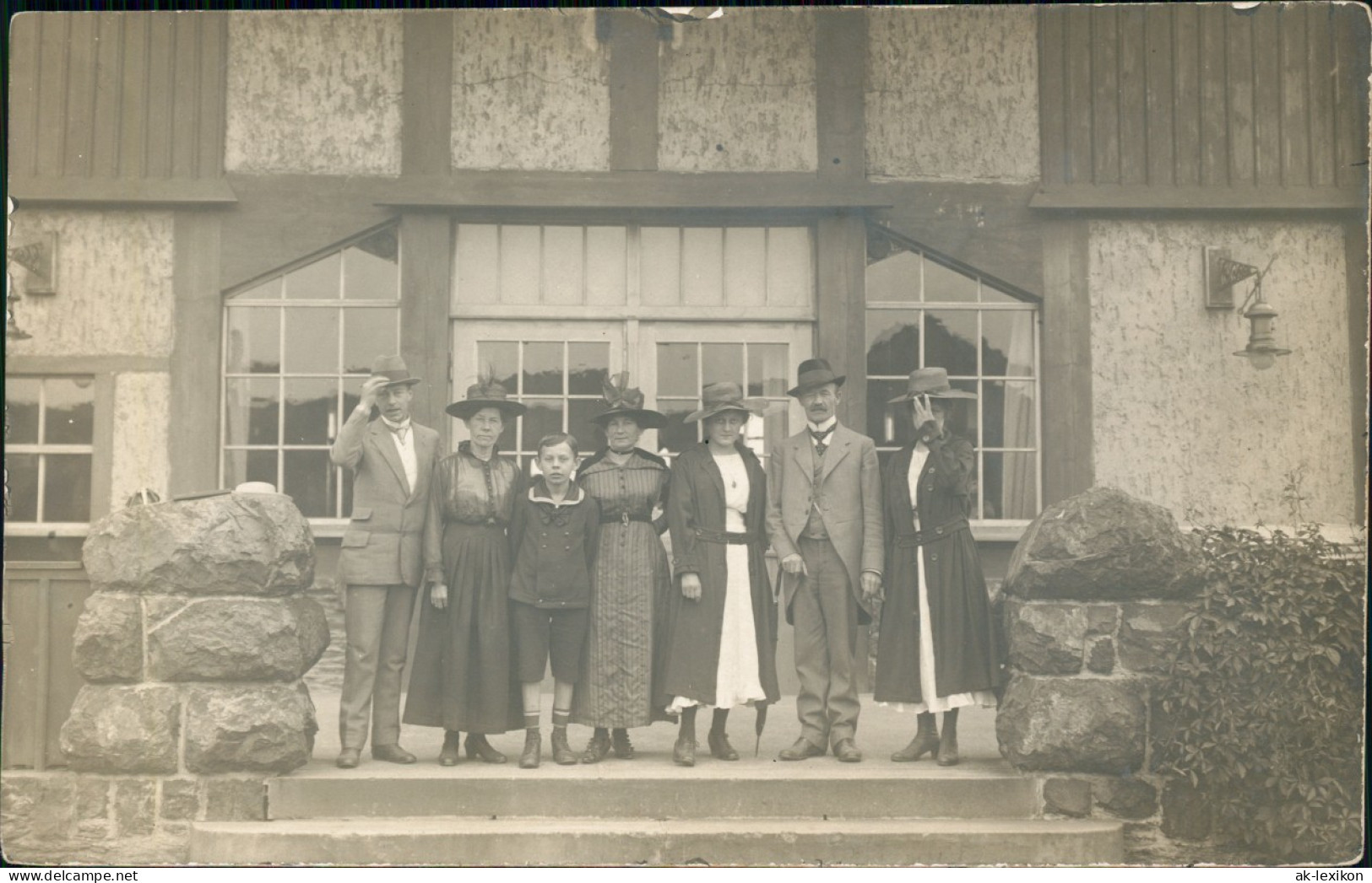 Familien Gruppenfoto Vor Gasthaus Eingang - Feine Kleidung 1927 Privatfoto - Ohne Zuordnung