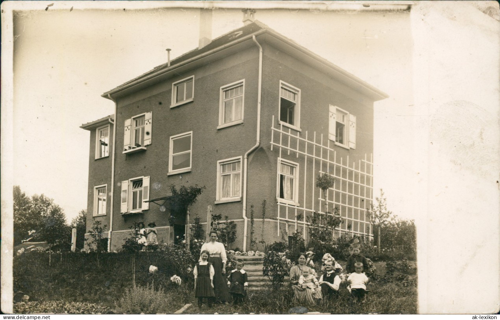 Foto  Familie Vor Ihrem Haus Im Garten 1928 Privatfoto - Unclassified