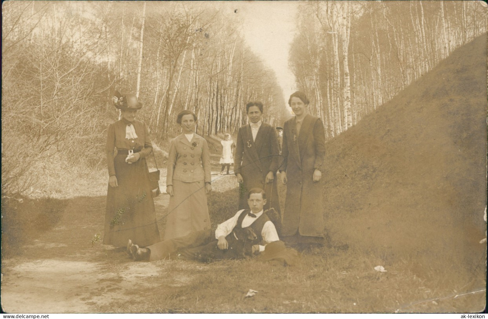 Ansichtskarte  Frauen Feine Kleidung Im Birkenwald 1914  Gel. Stempel Röderau - People