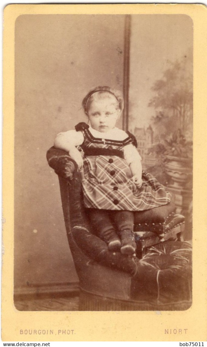 Photo CDV D'une Petite Fille élégante Posant Dans Un Studio Photo A Niort En 1872 - Oud (voor 1900)