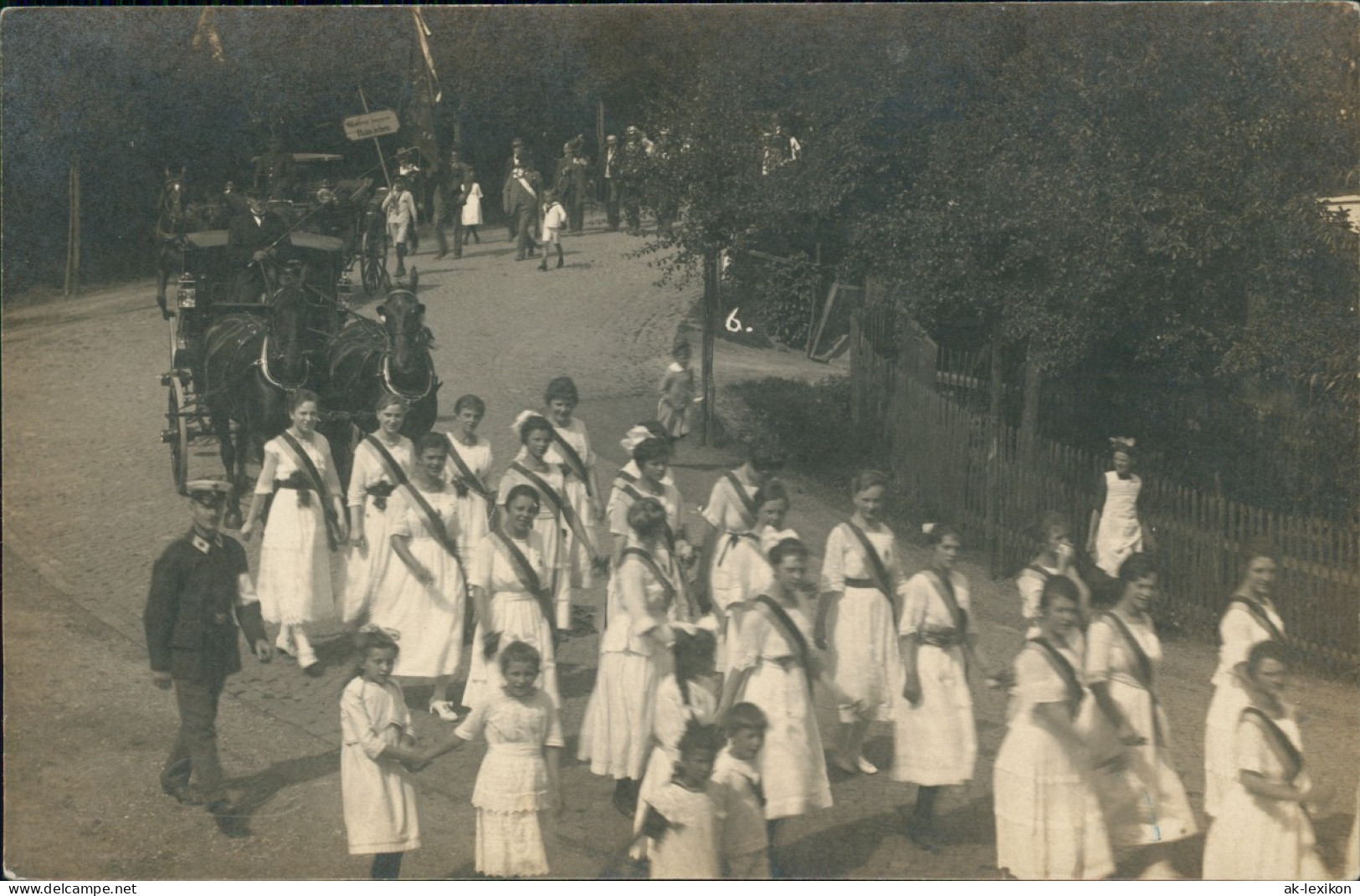 Festumzug Kutschen Und Frauen In Weißen Kleidern 1916 Privatfoto - Unclassified